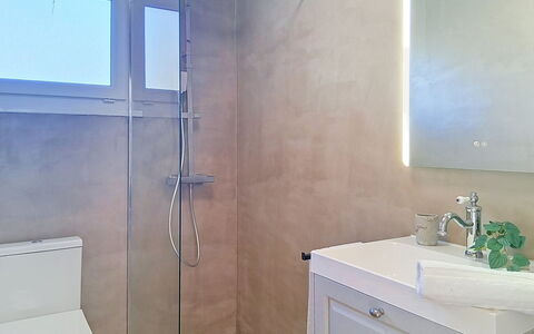 Les Cariatides 8: Bathroom, Plumbing Fixture, Wall, Flooring, Floor, Interior Design, Tap, Mirror, Plumbing, Sink