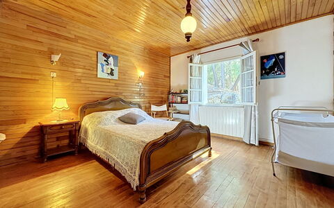 La Bergerie de Portes: Furniture, Interior Design, Flooring, Wood, Ceiling, Floor, Wood Flooring, Bed, Bedroom, Lighting
