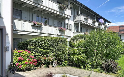 Oberaudorf 300: Shrub, House, Residential Area, Home, Garden, Shade, Yard, Courtyard, Flowerpot