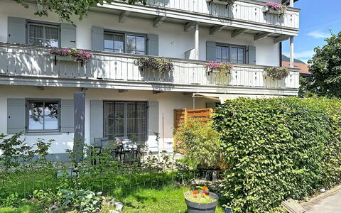 Oberaudorf 300: Shrub, House, Residential Area, Home, Garden, Shade, Yard, Courtyard, Flowerpot