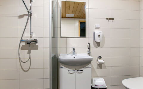 Kuhmoinen 642: Bathroom, Plumbing Fixture, Bathroom Sink, Flooring, Wall, Interior Design, Sink, Floor, Toilet, Tap