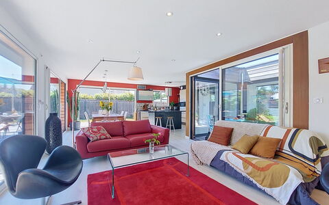 Bois et Lumière: Couch, Furniture, Interior Design, Flooring, Living Room, Ceiling, Home, Floor, Apartment