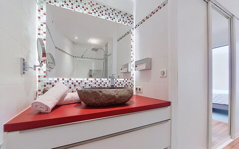 Bois et Lumière: Interior Design, Wall, Flooring, Plumbing Fixture, Bathroom, Floor, Bathroom Sink, Bathroom Cabinet, Mirror, Tap