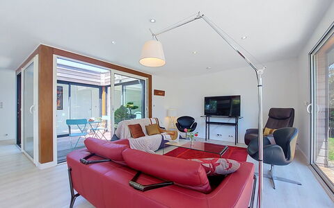 Bois et Lumière: Furniture, Interior Design, Couch, Flooring, Living Room, Ceiling, Floor, Room, Lighting, Table