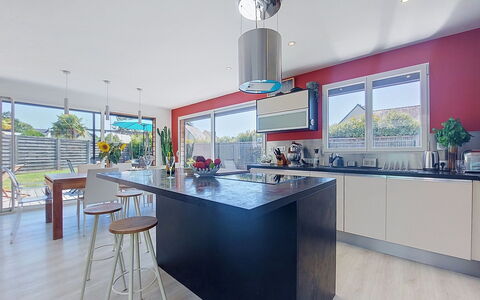 Bois et Lumière: Kitchen, Countertop, Interior Design, Furniture, Flooring, Kitchen Appliance, Ceiling, Floor, Cabinetry, Home