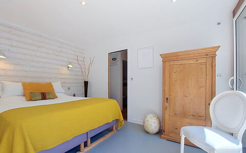 Bois et Lumière: Furniture, Interior Design, Bedroom, Bed, Wall, Flooring, Wood, Floor, Ceiling, Bed Sheet