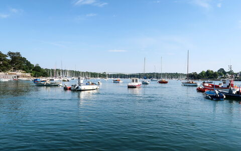 Bois et Lumière: Boat, Blue, Water, Watercraft, Body Of Water, Boats And Boating--Equipment And Supplies, Waterway, Marina, Coastal And Oceanic Landforms, Channel