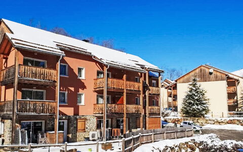 Ax-Les-Thermes 605: Shrub, Garden, Residential Area, Plant Community, Land Lot, Groundcover, Landscaping, Backyard, Yard