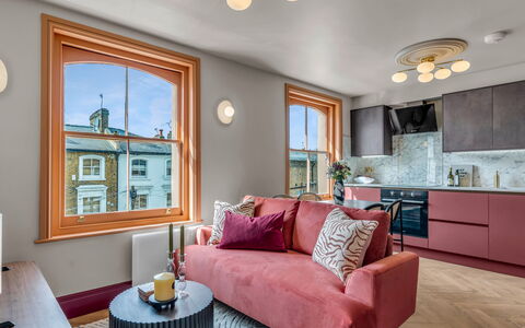 Accommodation:&nbsp;London West Retreat 2 307.2