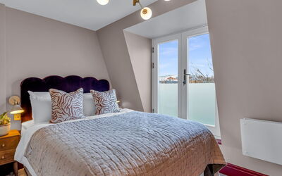 Accommodation:&nbsp;London West Retreat 2 307.2