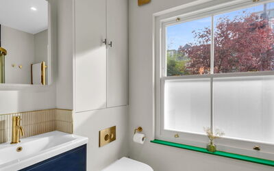 Accommodation:&nbsp;London West Retreat 2 307.1