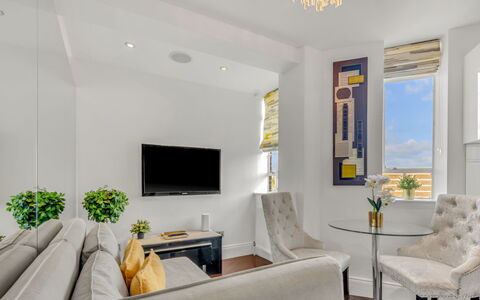 Chelsea Apartment: Shrub, Garden, Residential Area, Plant Community, Land Lot, Groundcover, Landscaping, Backyard, Yard