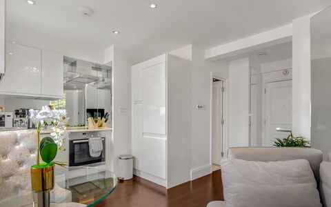 Chelsea Apartment: Shrub, Garden, Residential Area, Plant Community, Land Lot, Groundcover, Landscaping, Backyard, Yard