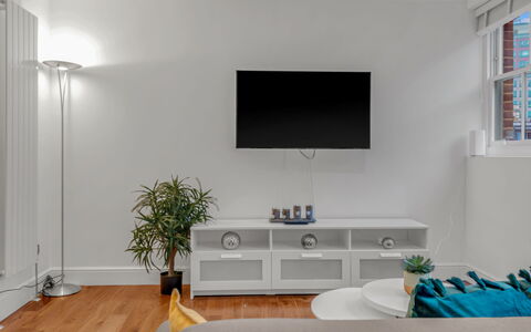 Spitafields Apartment: Shrub, Garden, Residential Area, Plant Community, Land Lot, Groundcover, Landscaping, Backyard, Yard