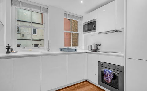 Spitafields Apartment: Shrub, Garden, Residential Area, Plant Community, Land Lot, Groundcover, Landscaping, Backyard, Yard