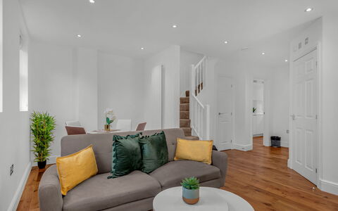 Spitafields Apartment: Shrub, Garden, Residential Area, Plant Community, Land Lot, Groundcover, Landscaping, Backyard, Yard