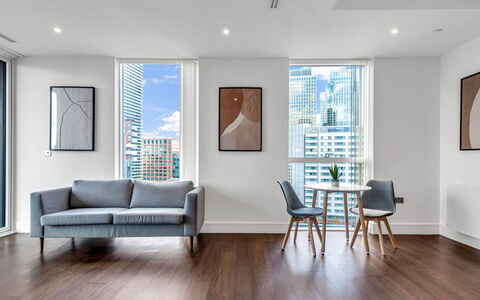 Canary Wharf 310: Shrub, Garden, Residential Area, Plant Community, Land Lot, Groundcover, Landscaping, Backyard, Yard