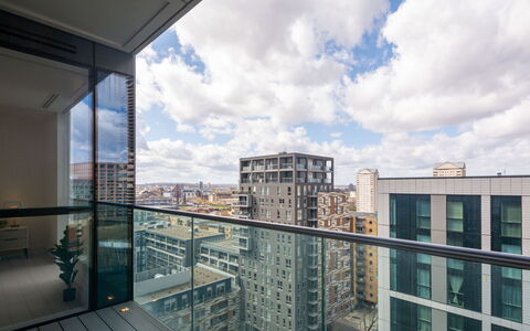 Canary Wharf 310: Shrub, Garden, Residential Area, Plant Community, Land Lot, Groundcover, Landscaping, Backyard, Yard