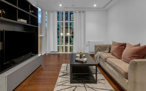 Canary Wharf 310: Shrub, Garden, Residential Area, Plant Community, Land Lot, Groundcover, Landscaping, Backyard, Yard