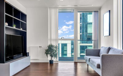 Canary Wharf 310: Shrub, Garden, Residential Area, Plant Community, Land Lot, Groundcover, Landscaping, Backyard, Yard