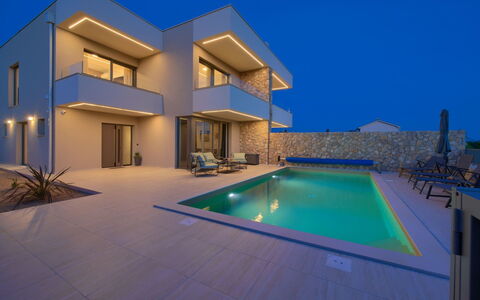 Art Villa Sansa: Shrub, Garden, Residential Area, Plant Community, Land Lot, Groundcover, Landscaping, Backyard, Yard