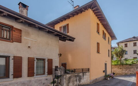 Stefani: Wall, Building, Window, House, Facade, Residential Area, Architecture, Door, Neighbourhood, Home