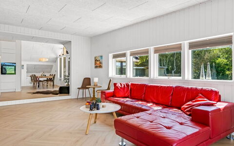 Tameran - from the Sea: Interior Design, Flooring, Furniture, Wall, Couch, Floor, Ceiling, Wood, Living Room, Light Fixture