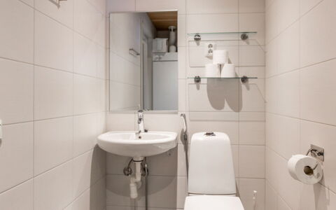 Golfarinkunnas 6B: Wall, Interior Design, Flooring, Floor, Plumbing Fixture, Bathroom, Room, Toilet, Bathroom Sink, Bedroom