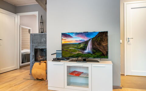 Golfarinkunnas 9A: Electronic Device, Television Set, Television, Home Appliance, Sea