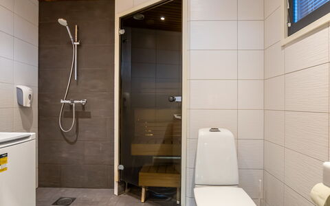 Golfarinkunnas 9A: Flooring, Floor, Toilet Seat, Interior Design, Bathroom, Toilet, Plumbing Fixture, Wall, Wood, Sink