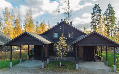 Golfarinkunnas 9B: Wood, Roof, House, Home, Cottage, Siding, Shade, Yard, Garden Buildings, Driveway