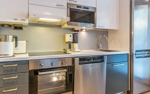 Golfarinkunnas 9B: Kitchen Appliance, Kitchen, Countertop, Cabinetry, Major Appliance, Home Appliance, Furniture, Flooring, Interior Design, Kitchen Stove