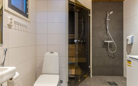 Golfarinkunnas 9B: Toilet Seat, Flooring, Toilet, Bathroom, Plumbing Fixture, Floor, Wall, Interior Design, Wood, Bathroom Sink