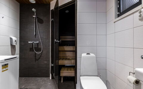 Golfarinkunnas 9C: Flooring, Toilet Seat, Floor, Wall, Toilet, Interior Design, Plumbing Fixture, Bathroom, Sink, Plumbing