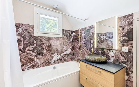 Gîte de la Grée: Flooring, Plumbing Fixture, Floor, Interior Design, Bathroom, Bathtub, Plumbing, Bathroom Cabinet, Tile, Tap