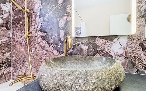 Gîte de la Grée: Plumbing Fixture, Interior Design, Bathroom, Tap, Sink, Plumbing, Mirror, Ceramic, Bathroom Sink, Natural Material