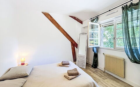 Gîte de la Grée: Bed, Furniture, Interior Design, Bedroom, Flooring, Wall, Floor, Wood, Bed Sheet, Ceiling
