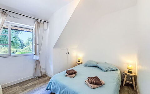 Gîte de la Grée: Wood, Interior Design, Flooring, Floor, Furniture, Wood Flooring, Bedroom, Bed, Ceiling, Room