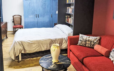 Pizarra: Furniture, Interior Design, Wall, Bedroom, Flooring, Floor, Bed, Wood, Room, Bed Sheet