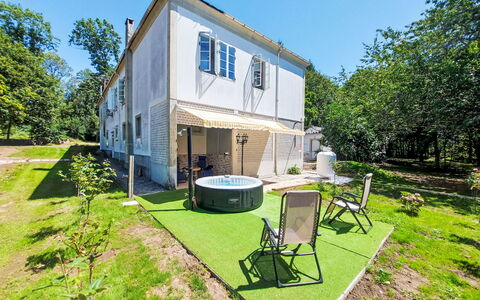Pizarra: Home, House, Residential Area, Shrub, Cottage, Estate, Garden, Backyard, Yard, Landscaping