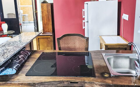 Pizarra: Flooring, Wood, Furniture, Interior Design, Floor, Major Appliance, Kitchen Appliance, Countertop, Kitchen, Lighting