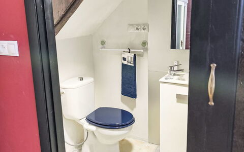 Pizarra: Toilet Seat, Toilet, Bathroom, Plumbing Fixture, Plumbing, Floor, Flooring, Bidet, Sink, Tap