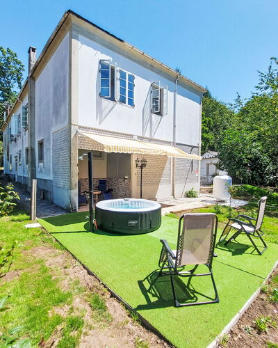 Pizarra: Home, House, Residential Area, Shrub, Cottage, Estate, Garden, Backyard, Yard, Landscaping