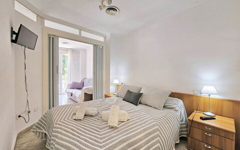 Apartamento Alba 1: Furniture, Bed, Interior Design, Bedroom, Flooring, Wall, Floor, Wood, Ceiling, Bed Sheet