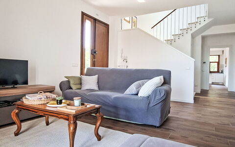 Le 3 Viste: Furniture, Interior Design, Flooring, Wall, Couch, Floor, Wood, Room, Wood Flooring, Living Room