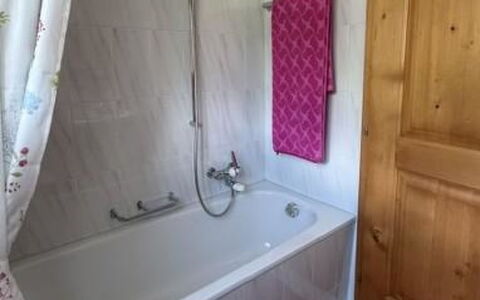 Lenk 755: Bathtub, Plumbing Fixture, Interior Design, Floor, Bathroom, Plumbing, Curtain, Tap, Window Treatment