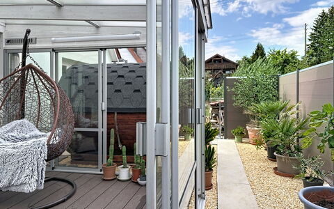 Bionestlein Premium-Appartment mit Sauna: Flowerpot, Furniture, Chair, Glass, Outdoor Furniture, Houseplant, Shade, Garden, Iron, Metal