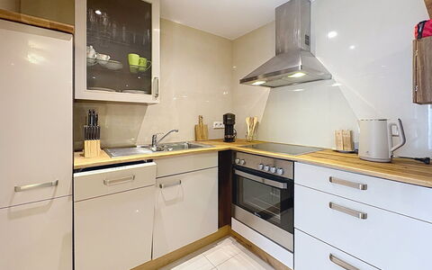 Bionestlein Premium-Appartment mit Sauna: Countertop, Kitchen, Kitchen Appliance, Flooring, Interior Design, Cabinetry, Major Appliance, Wood, Furniture, Floor