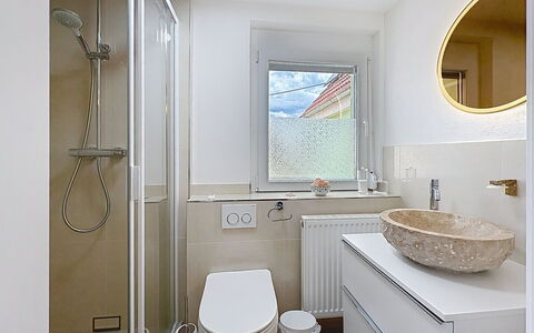 Bionestlein Premium-Appartment mit Sauna: Bathroom, Plumbing Fixture, Interior Design, Flooring, Wall, Floor, Bathroom Sink, Sink, Mirror, Toilet