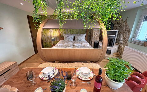 Bionestlein Premium-Appartment mit Sauna: Interior Design, Wood, Furniture, Lighting, Flooring, Floor, Home, Bedroom, Room, Bed